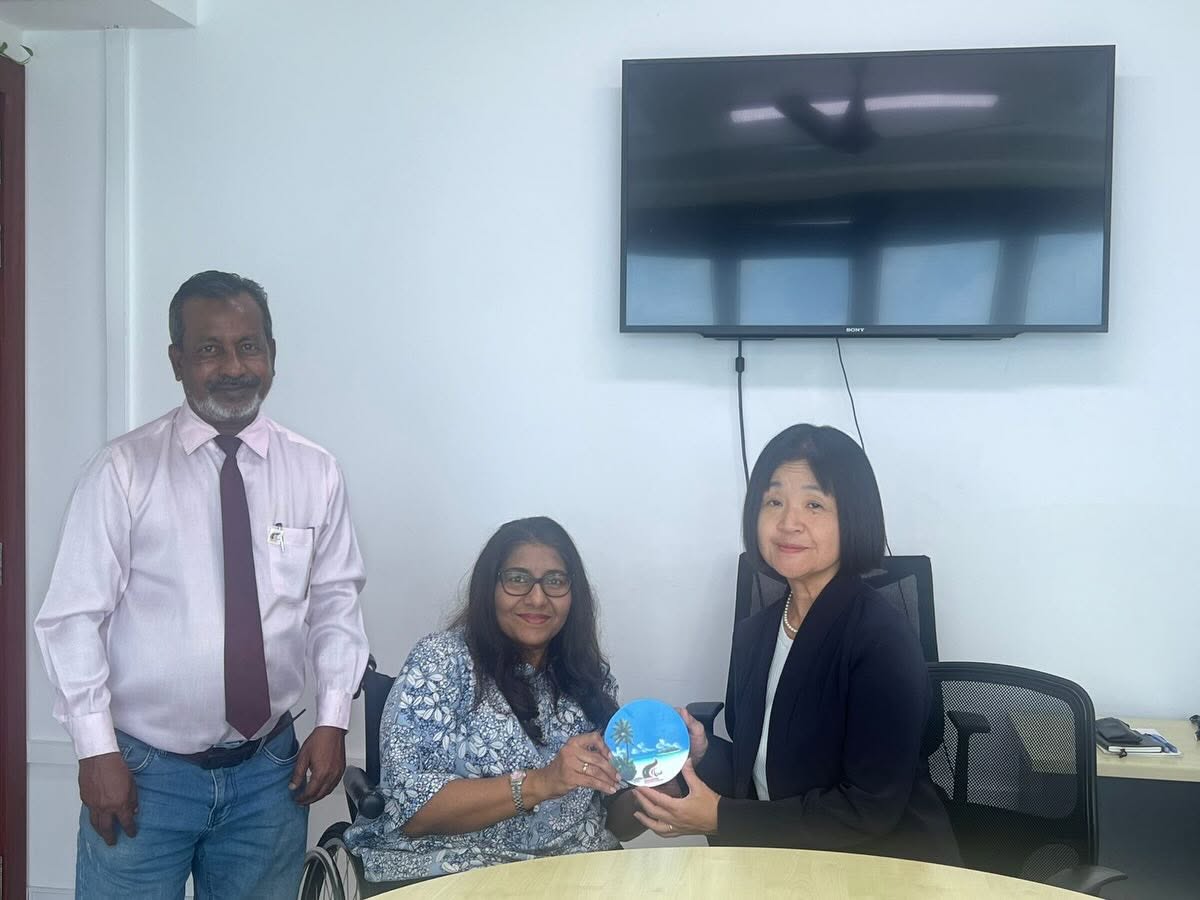 MPC representatives present a commemorative gift during their meeting with the Ambassador of Japan.